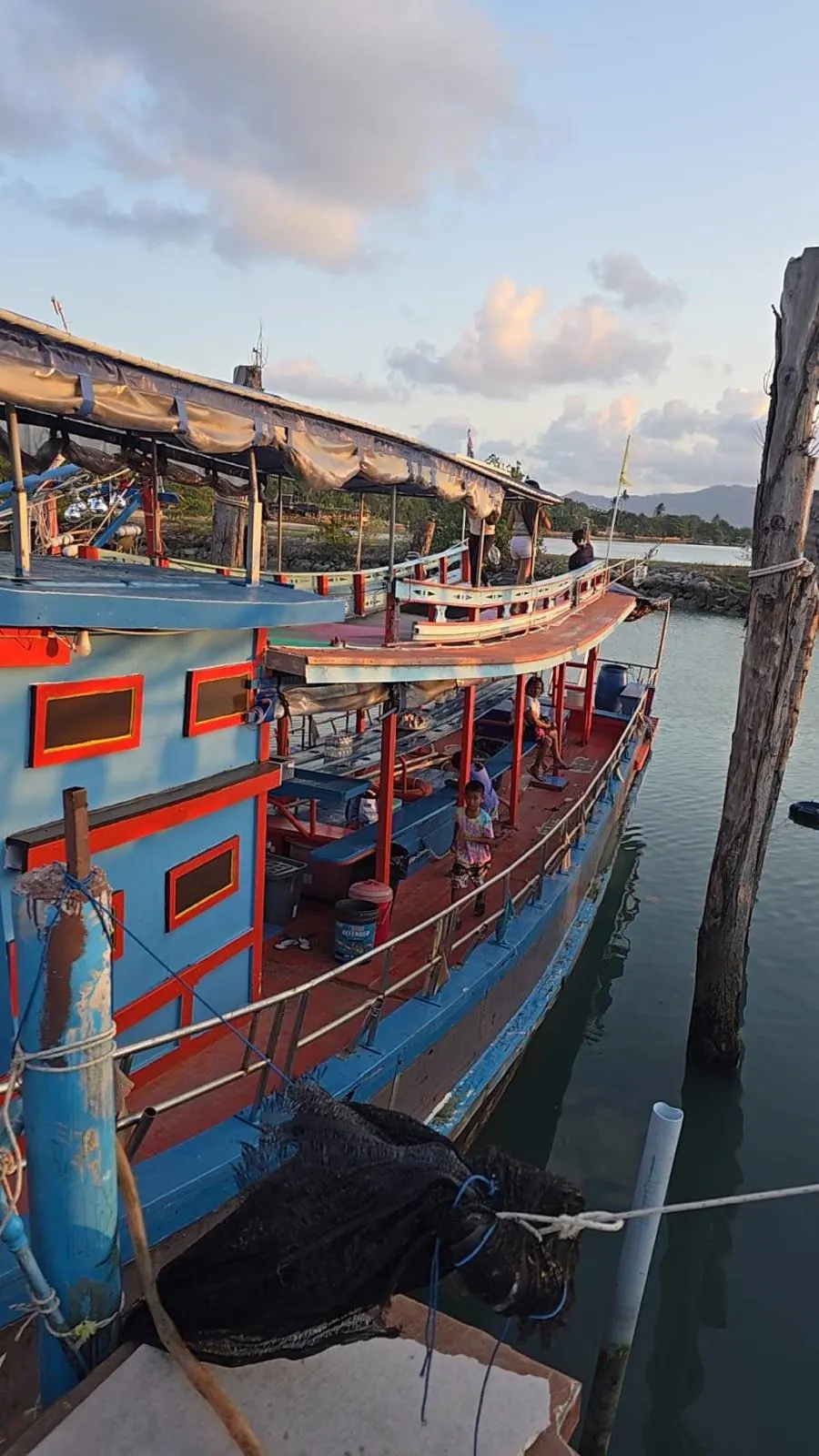 Bateau de peche traditionnel amarre au ponton au coucher du soleil a Koh Samui