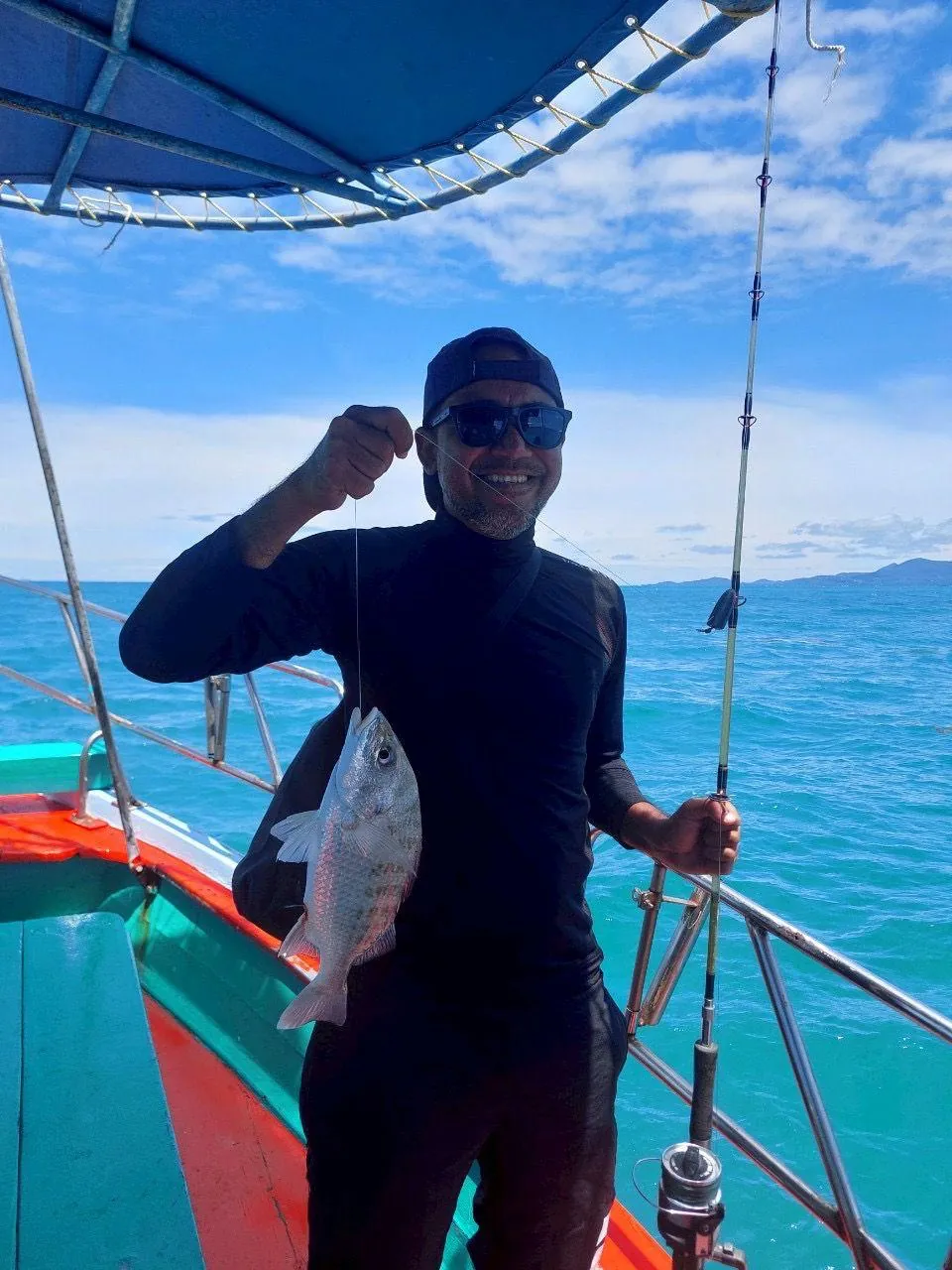 Pecheur avec sa prise sur un bateau prive a Koh Samui
