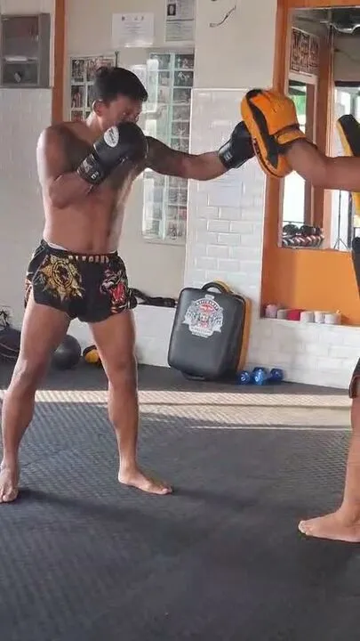 Muay Thai pad work private lesson at the Bophut camp, Koh Samui