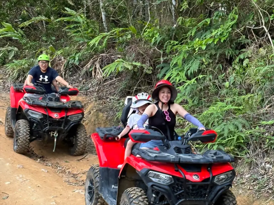 Famille en quad avec enfant passager sur les pistes de Koh Samui