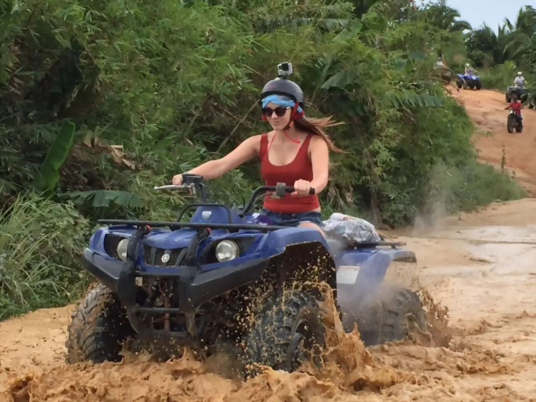 Pilote seule en quad sur une piste boueuse a Koh Samui