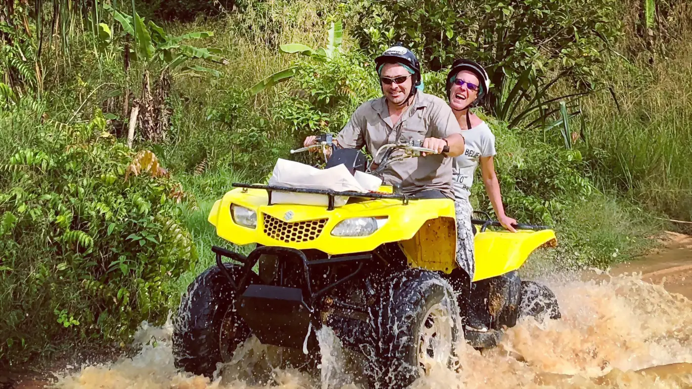 Quad et buggy Koh Samui - couple traversant une riviere en quad dans la jungle
