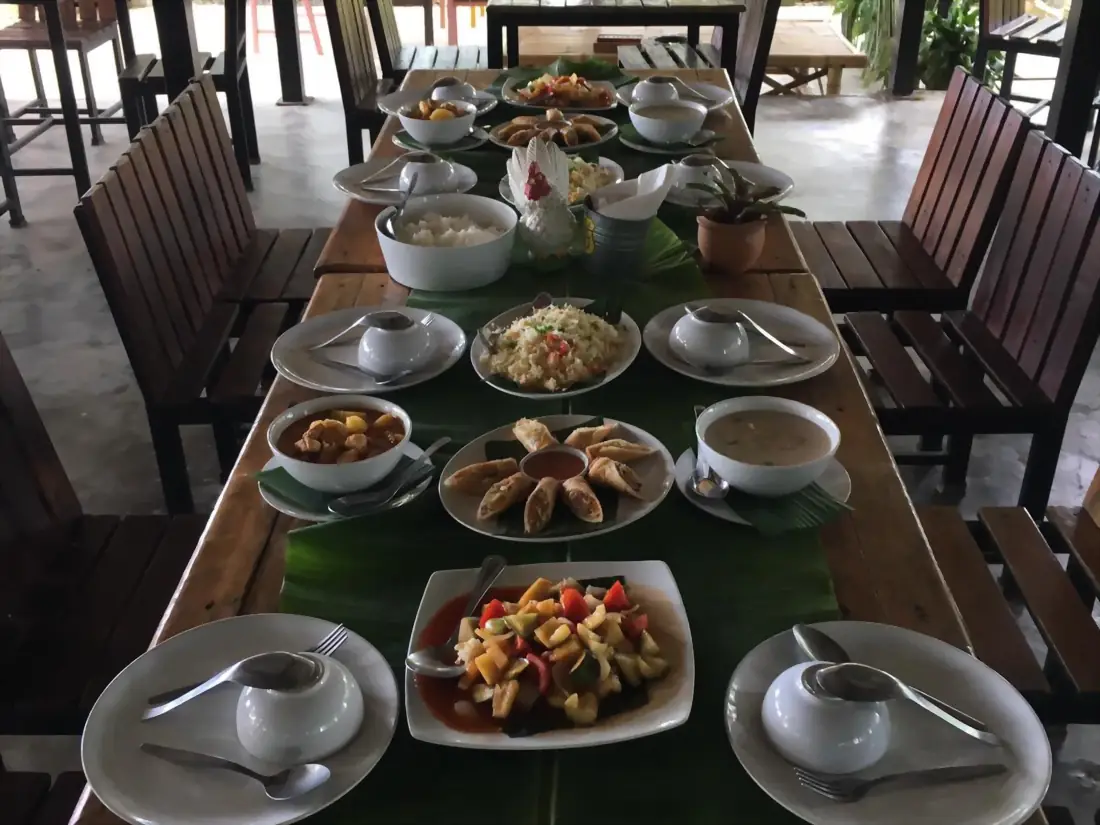 Dejeuner thai servi au restaurant panoramique pendant le tour en quad